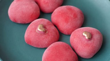 Sevgililer Günü tatili için kırmızı kalp şeklinde lezzetli bir mochi.