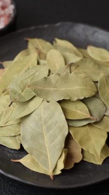 Kurumuş defne yaprakları, baharat, evde pişirmek için baharat. Lezzetli sağlıklı yemek.