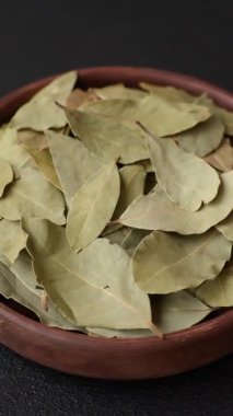 Kurumuş defne yaprakları, baharat, evde pişirmek için baharat. Lezzetli sağlıklı yemek.