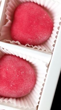 Sevgililer Günü tatili için kırmızı kalp şeklinde lezzetli bir mochi.