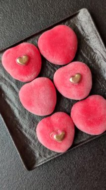 Sevgililer Günü tatili için kırmızı kalp şeklinde lezzetli bir mochi.