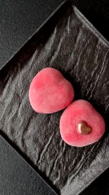 Sevgililer Günü tatili için kırmızı kalp şeklinde lezzetli bir mochi.