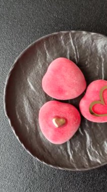 Sevgililer Günü tatili için kırmızı kalp şeklinde lezzetli bir mochi.