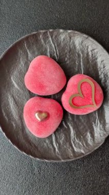 Sevgililer Günü tatili için kırmızı kalp şeklinde lezzetli bir mochi.