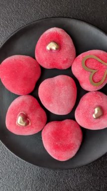 Sevgililer Günü tatili için kırmızı kalp şeklinde lezzetli bir mochi.