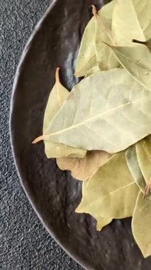 Kurumuş defne yaprakları, baharat, evde pişirmek için baharat. Lezzetli sağlıklı yemek.
