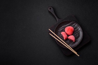 Sevgililer Günü tatili için kırmızı kalp şeklinde lezzetli bir mochi.