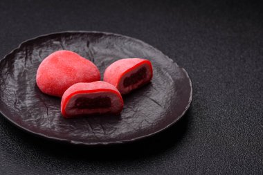 Sevgililer Günü tatili için kırmızı kalp şeklinde lezzetli bir mochi.