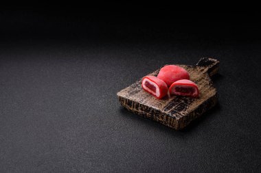 Sevgililer Günü tatili için kırmızı kalp şeklinde lezzetli bir mochi.