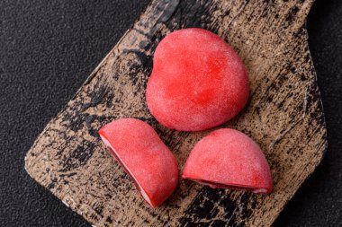 Sevgililer Günü tatili için kırmızı kalp şeklinde lezzetli bir mochi.