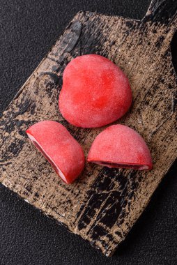 Sevgililer Günü tatili için kırmızı kalp şeklinde lezzetli bir mochi.