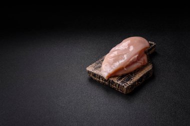 Ham tavuk ya da hindi filetosu. Tuz, baharat ve çimento kaplı otlar.