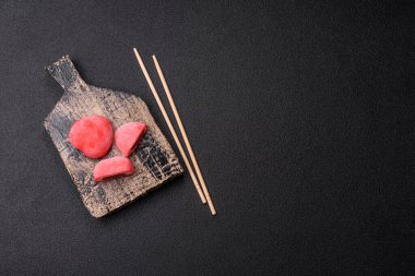 Sevgililer Günü tatili için kırmızı kalp şeklinde lezzetli bir mochi.