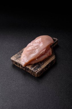 Ham tavuk ya da hindi filetosu. Tuz, baharat ve çimento kaplı otlar.