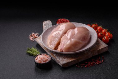 Ham tavuk ya da hindi filetosu. Tuz, baharat ve çimento kaplı otlar.