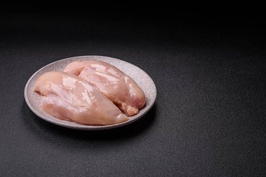 Ham tavuk ya da hindi filetosu. Tuz, baharat ve çimento kaplı otlar.