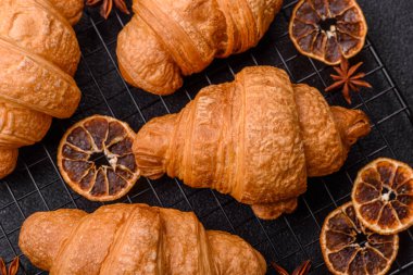 Koyu beton arka planda çikolatalı tatlı kruvasanlar.