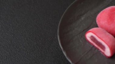 Sevgililer Günü tatili için kırmızı kalp şeklinde lezzetli bir mochi.