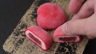 Sevgililer Günü tatili için kırmızı kalp şeklinde lezzetli bir mochi.