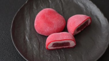 Sevgililer Günü tatili için kırmızı kalp şeklinde lezzetli bir mochi.