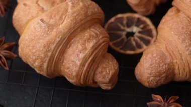 Koyu beton arka planda çikolatalı tatlı kruvasanlar.