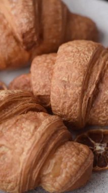 Koyu beton arka planda çikolatalı tatlı kruvasanlar.