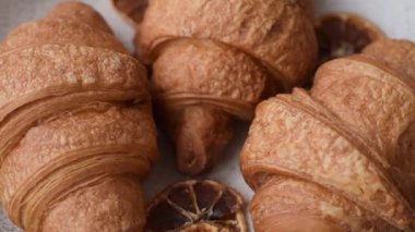 Koyu beton arka planda çikolatalı tatlı kruvasanlar.