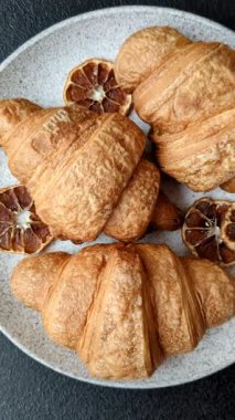 Koyu beton arka planda çikolatalı tatlı kruvasanlar.