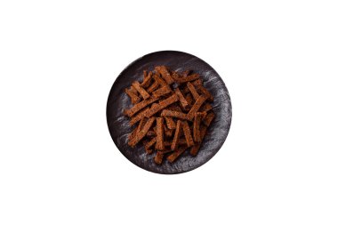 Beyaz arka planda tohum ve tahıllı, tuzlu, baharatlı ve otlu ev yapımı kahverengi ekmek krakerleri veya kıtır ekmekler.