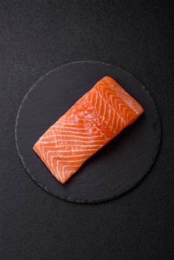 Izgara pişirme için baharatlı ve otlu taze çiğ somon bifteği. Sağlıklı deniz ürünleri