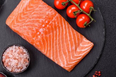 Izgara pişirme için baharatlı ve otlu taze çiğ somon bifteği. Sağlıklı deniz ürünleri