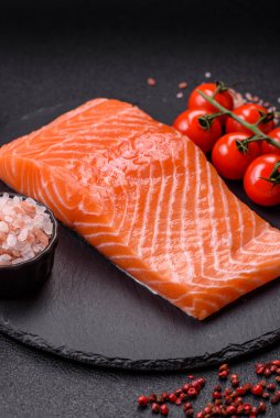 Izgara pişirme için baharatlı ve otlu taze çiğ somon bifteği. Sağlıklı deniz ürünleri