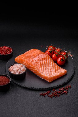 Izgara pişirme için baharatlı ve otlu taze çiğ somon bifteği. Sağlıklı deniz ürünleri