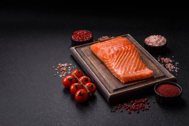 Izgara pişirme için baharatlı ve otlu taze çiğ somon bifteği. Sağlıklı deniz ürünleri