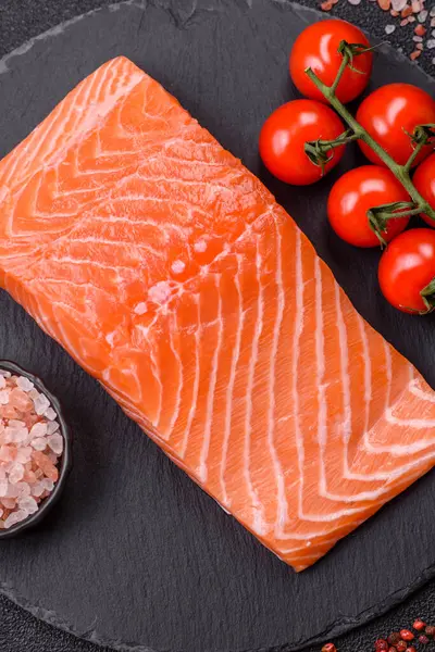 Izgara pişirme için baharatlı ve otlu taze çiğ somon bifteği. Sağlıklı deniz ürünleri