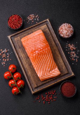 Izgara pişirme için baharatlı ve otlu taze çiğ somon bifteği. Sağlıklı deniz ürünleri