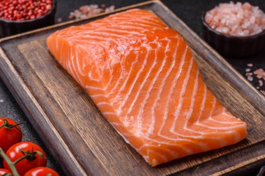 Izgara pişirme için baharatlı ve otlu taze çiğ somon bifteği. Sağlıklı deniz ürünleri