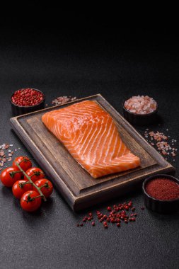 Izgara pişirme için baharatlı ve otlu taze çiğ somon bifteği. Sağlıklı deniz ürünleri