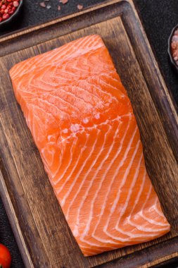 Izgara pişirme için baharatlı ve otlu taze çiğ somon bifteği. Sağlıklı deniz ürünleri