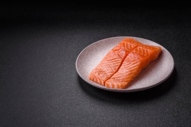 Izgara pişirme için baharatlı ve otlu taze çiğ somon bifteği. Sağlıklı deniz ürünleri