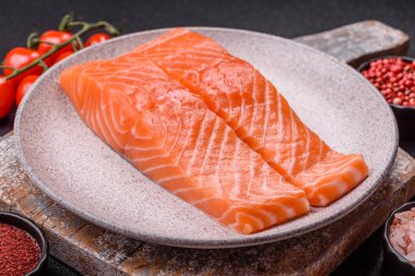 Izgara pişirme için baharatlı ve otlu taze çiğ somon bifteği. Sağlıklı deniz ürünleri