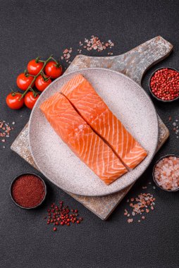 Izgara pişirme için baharatlı ve otlu taze çiğ somon bifteği. Sağlıklı deniz ürünleri