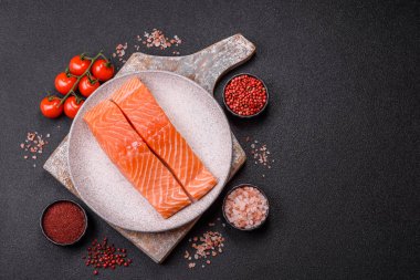 Izgara pişirme için baharatlı ve otlu taze çiğ somon bifteği. Sağlıklı deniz ürünleri