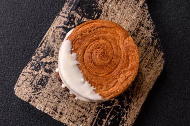 Yuvarlak, tatlı New York rulo kruvasan. Fıstık kremalı. Koyu beton arka planda.