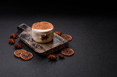 Yuvarlak, tatlı New York rulo kruvasan. Fıstık kremalı. Koyu beton arka planda.