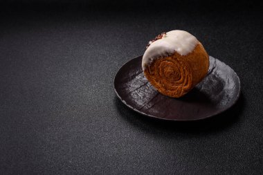 Yuvarlak, tatlı New York rulo kruvasan. Fıstık kremalı. Koyu beton arka planda.