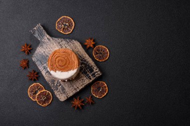 Yuvarlak, tatlı New York rulo kruvasan. Fıstık kremalı. Koyu beton arka planda.