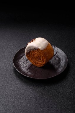 Yuvarlak, tatlı New York rulo kruvasan. Fıstık kremalı. Koyu beton arka planda.