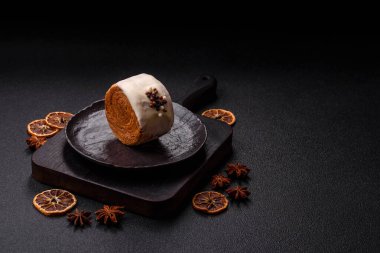 Yuvarlak, tatlı New York rulo kruvasan. Fıstık kremalı. Koyu beton arka planda.