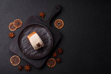 Yuvarlak, tatlı New York rulo kruvasan. Fıstık kremalı. Koyu beton arka planda.